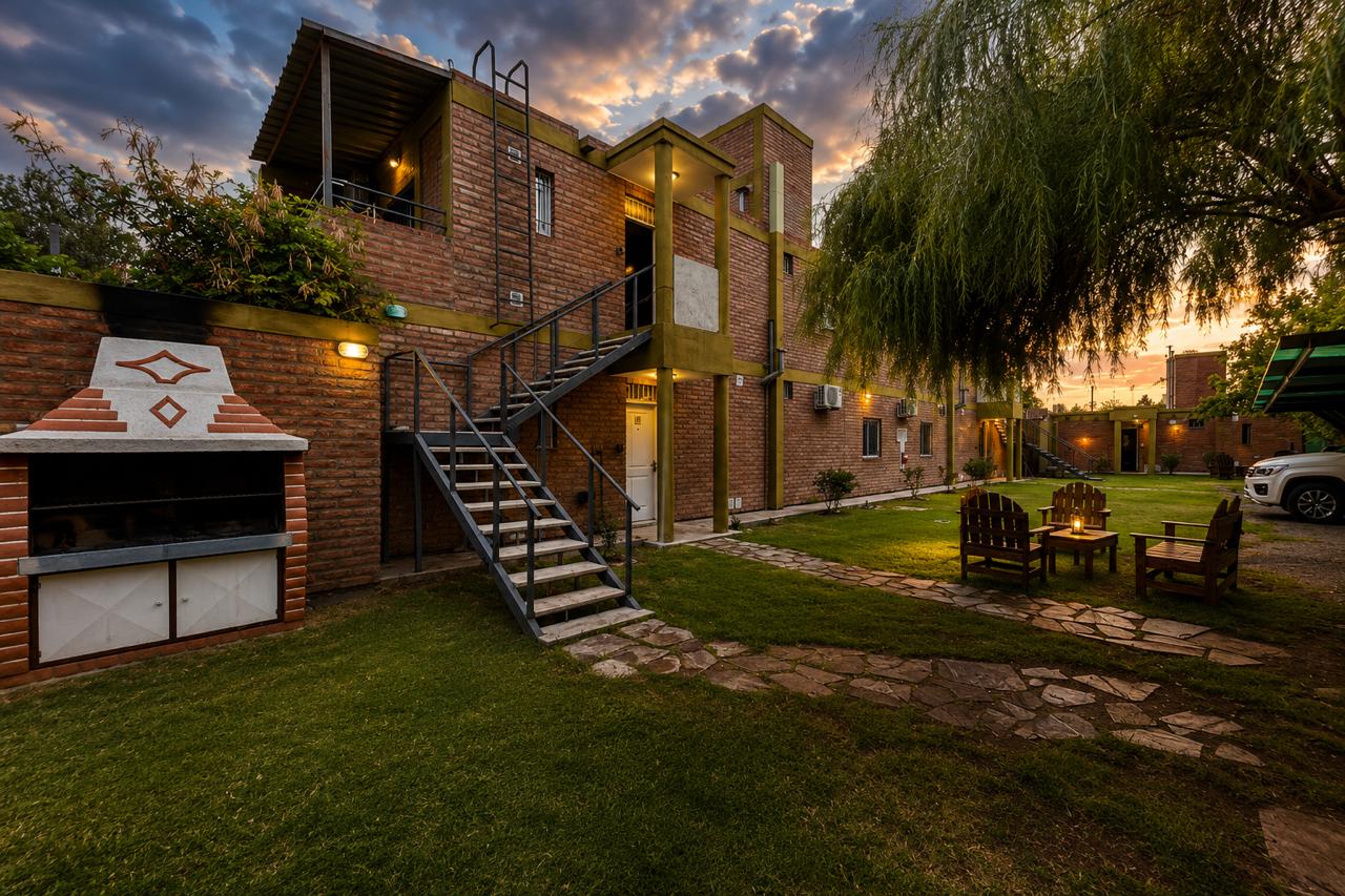 Complejo Conector Sur — patio, parrilla y espacios verdes al atardecer